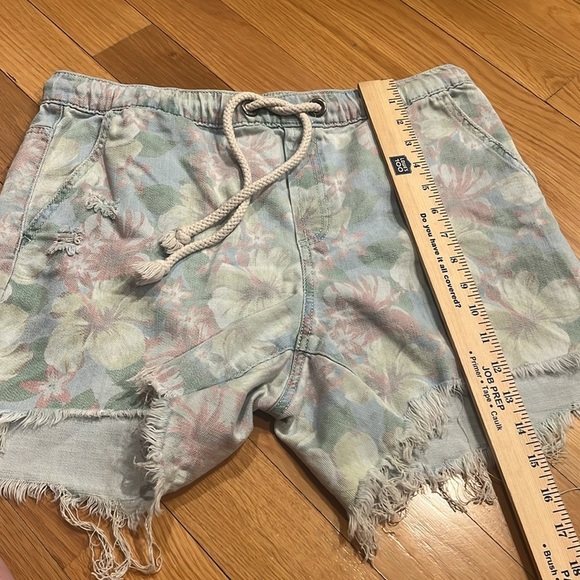 Aerie women’s floral tropical distressed shorts size medium. - Picture 6 of 11